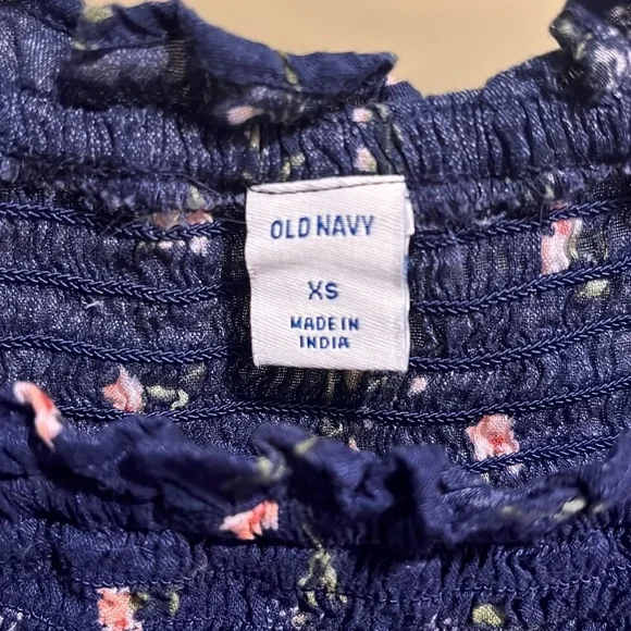 Old Navy Spring top, Size XS, in good used condition. - Picture 2 of 3